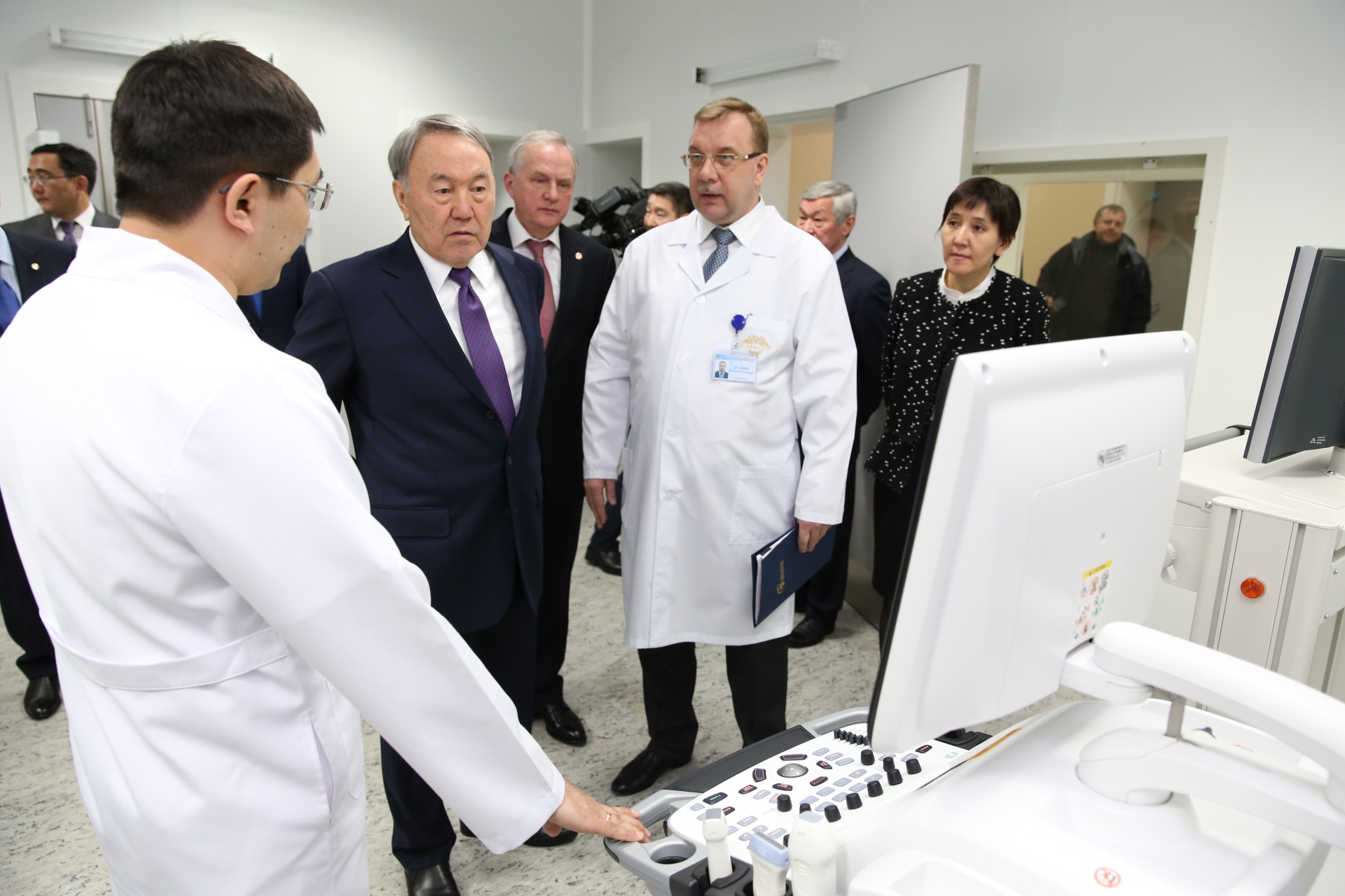 Назарбаев принял участие в открытии медцентра в Астане