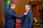 Ерлан Баттаков наградил врачей Президентской клиники орденом «Құрмет»
