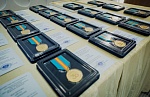 Алтай Көлгінов Президенттік клиниканың қызметкерлерін медальмен марапаттады