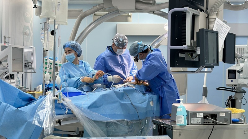 The first surgery, jointly performed by neurosurgeons and cardiac surgeons of Medical Center Hospital of the President’s Affairs Administration of the Republic of Kazakhstan, was successful 