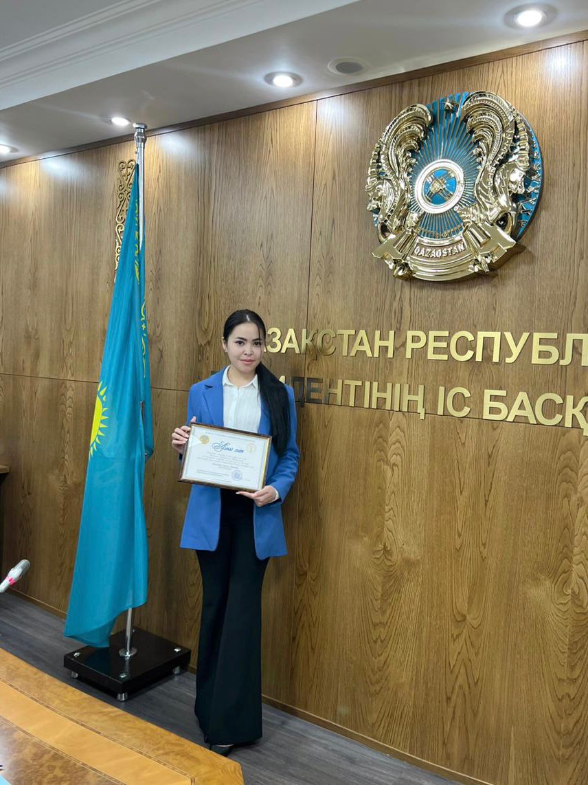 Медсестра Больницы МЦ УДП РК Хилола Рустамова награждена на собрании государственного языка
