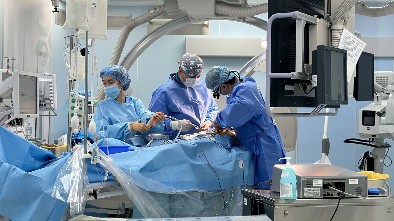 Первая операция, проведенная совместно врачами нейрохирургами и кардиохирургами Больницы МЦ УДП РК, прошла успешно