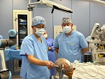 Профессор из Китая провел сложную роботизированную операцию пациенту с эпилепсией в Больнице МЦ УДП РК